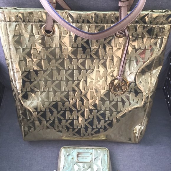 PURSES GALORE!!!! - Picture 6 of 8